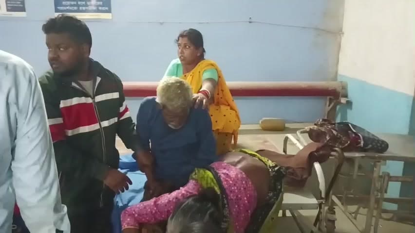 গাজোল: মোটরবাইকের ধাক্কায় এক বৃদ্ধ ছিটকে পড়ে গিয়ে গুরুতর আহত কে কেন্দ্র করে চাঞ্চল্য ছড়ালো পাহাড়ি ভিটা সড়ক এলাকায়