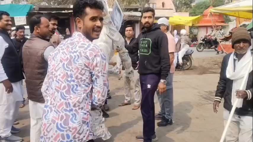 खिलचीपुर: ब्लॉक कांग्रेस कमेटी ने मंत्री शुक्ल, शाह और विजयवर्गीय का पुतला दहन कर किया विरोध प्रदर्शन