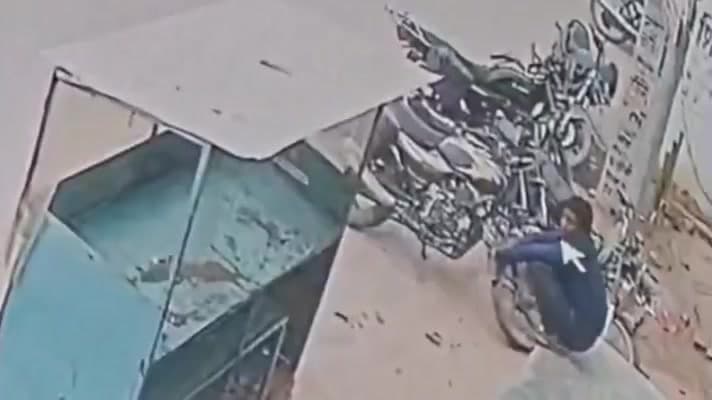 मुगलसराय: बबुरी में दिनदहाड़े लूना बाइक चोरी, CCTV में कैद वारदात का वीडियो हुआ वायरल