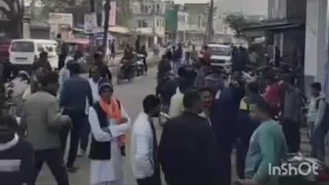 भितरवार: पेट्रोल पंप के पास मुरम से भरी ट्राली पलटने से दो लोग घायल