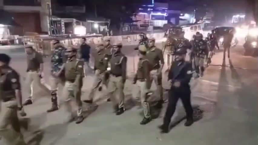 अतरौली: अतरौली में एसएसपी नीरज कुमार जादौन ने पैदल गश्त की, सुरक्षा व्यवस्था का लिया जायजा