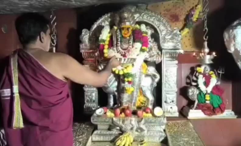 పాపన్నపేట్: ఏడుపాయల వన దుర్గ మాతకు ప్రత్యేక పూజలు