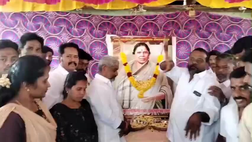 வேடசந்தூர்: புளியமரத்து ஸ்டாப்பில் TVK சார்பில் கொள்கை தலைவர் அஞ்சலை அம்மாளுக்கு நினைவு அஞ்சலி