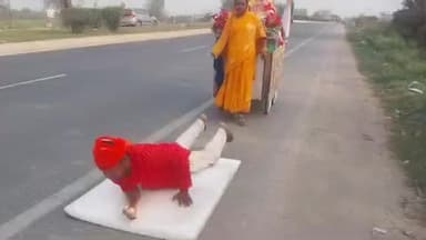 कुचायकोट: भठवा मोड पहुंचे दंडवत यात्रा पर निकले पति-पत्नी, वृंदावन में प्रेमानंद महाराज से करेंगे मुलाकात