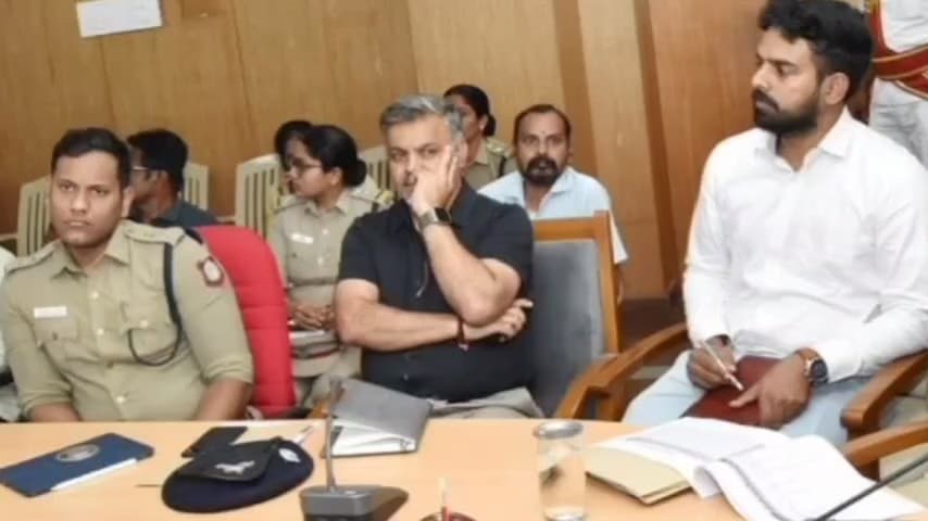 திருப்பூர் தெற்கு: தேர்தல் செலவினம் தொடர்பாக மாவட்ட கலெக்டர் அலுவலகத்தில் ஆலோசனைக் கூட்டம் நடைபெற்ற