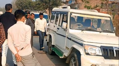 हर्रैया: रामजानकी मार्ग पर बैरागल के पास अनियंत्रित बाइक सवार ने खड़ी बोलोरो गाड़ी को टक्कर मारी
