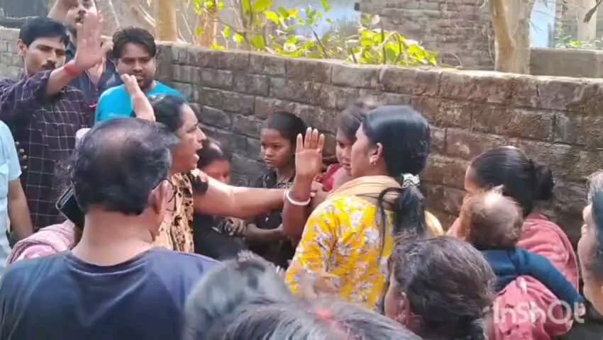 মানিকচক: দিনের আলোয় আলমারির লকার ভেঙে চুরি করে পালানোর আগেই ধরা পড়ে গেল মহিলা চোরের দল