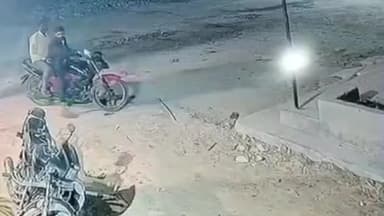 रीगा: रीगा मील चौक पर हेलमेट की चोरी, चोर का सीसीटीवी वीडियो वायरल