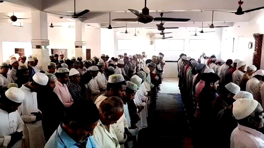 झाझा: रमजान माह के पहले जुमे पर झाझा प्रखण्ड क्षेत्र की मस्जिदों में उमड़ी भीड़, अमन-चैन की मांगी गई दुआ
