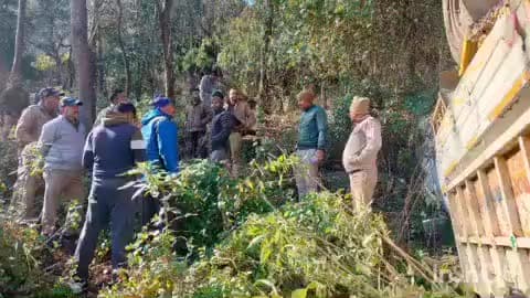 सल्ट: सल्ट में अनियंत्रित होकर खाई में गिरा पिकअप वाहन, पांच लोग हुए घायल