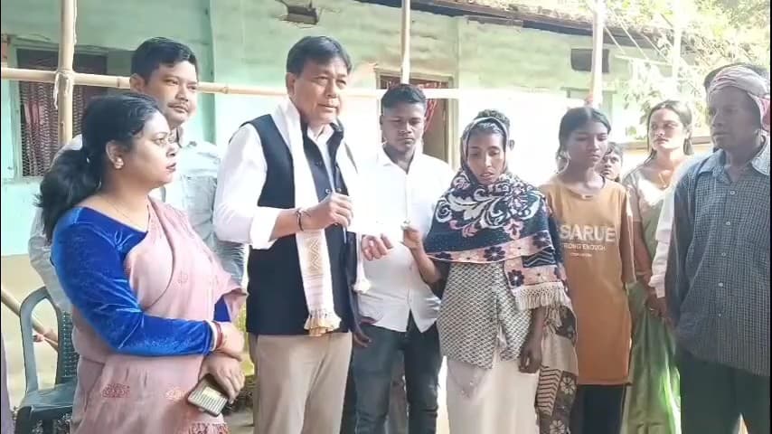 মাৰ্ঘেৰিটা: ডিগবৈত মাছ ব্যৱসায়ীয়ে হত্যা কৰা বুদ্ধেশ্বৰ গড়ৰ পৰিয়ালক ৫ লাখ টকাৰ চেক প্ৰদান বিধায়ক সুৰেন ফুকনে