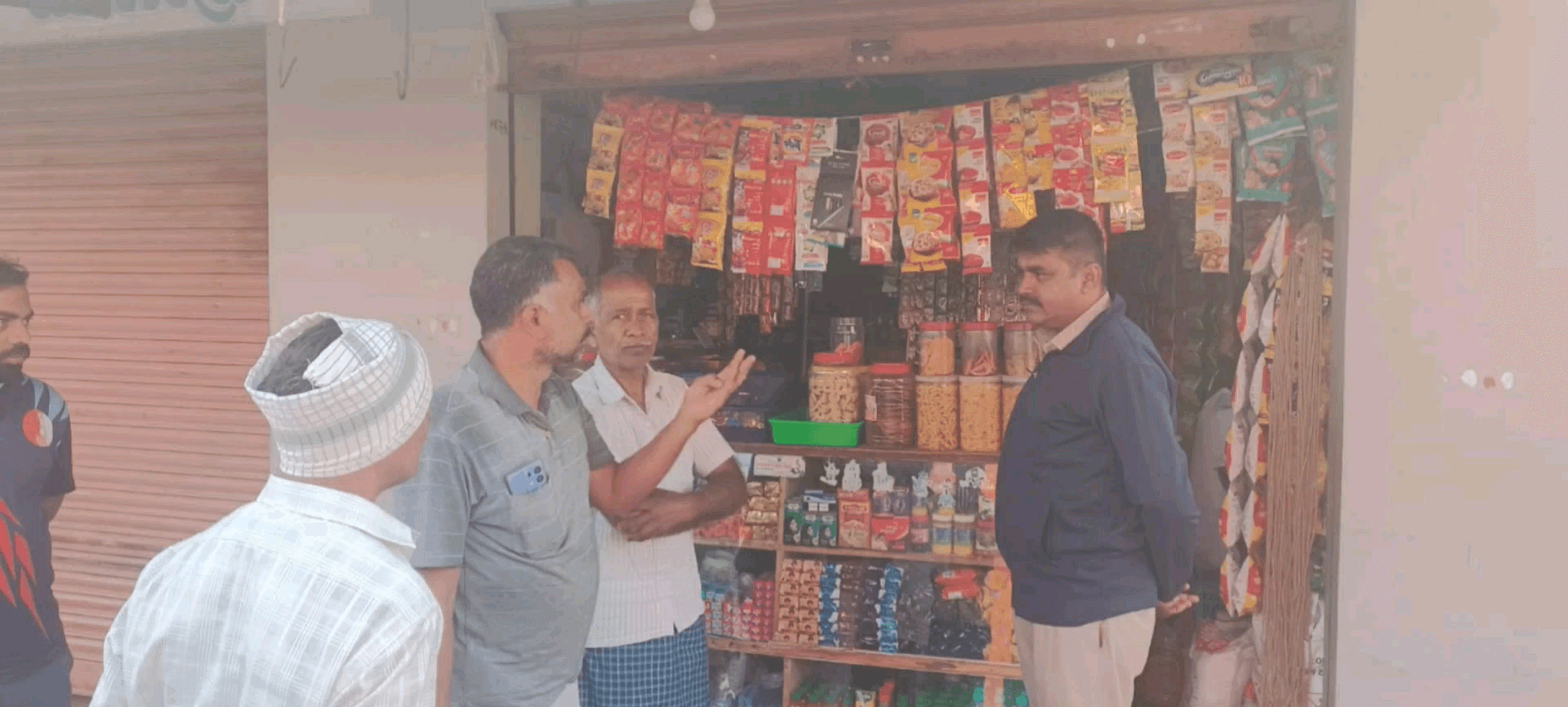 ಚಾಮರಾಜನಗರ: ಅಲೂರಿನಲ್ಲಿ ಚಿಲ್ಲರೆ ಅಂಗಡಿಗೆ ಕಳ್ಳರ ದಾಳಿ 
ನಗದು ಹಾಗೂ ಸಿಗರೇಟ್ ಪ್ಯಾಕ್‌ಗಳ ಕಳ್ಳತನ