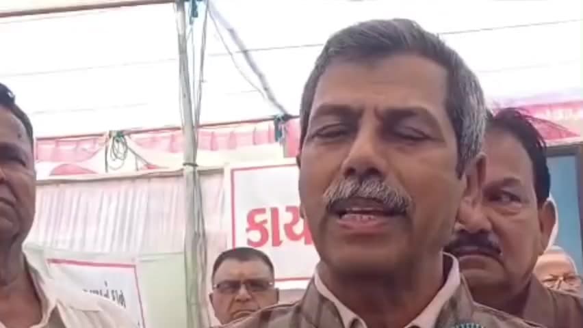 પારડી: શહેરમાં ડીસીઓ હાઇસ્કુલ ખાતે આયોજિત ગાંધી મેળા બાબતે ડોક્ટર કુરેશી સહિતના આગેવાને વિગત આપી