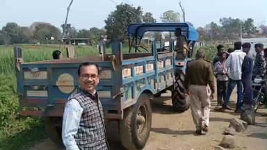 चौरई: चौरई के सिरेगॉव में राजस्व विभाग की टीम ने रेत से भरे दो ट्रैक्टर पकड़े