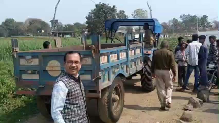चौरई: चौरई के सिरेगॉव में राजस्व विभाग की टीम ने रेत से भरे दो ट्रैक्टर पकड़े