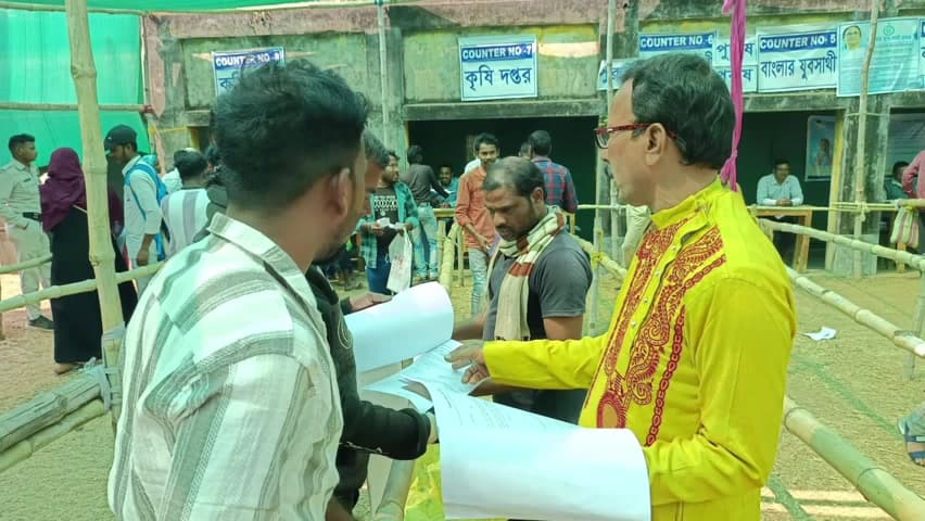 খয়রাশোল: খয়রাশোলে যুব সাথী ও দিনমজুর ভাতা ক্যাম্পে সহায়তায় তৃণমূল কর্মীরা