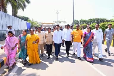 శాసనమండలిలో వైకాపా సభ్యుల తీరును ఖండిస్తూ తోటి సభ్యులతో కలిసి ఖండించిన మంత్రి సవిత