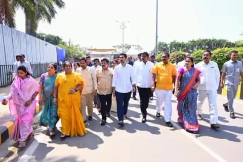 పెనుగొండ: శాసనమండలిలో వైకాపా సభ్యుల తీరును ఖండిస్తూ తోటి సభ్యులతో కలిసి ఖండించిన మంత్రి సవిత