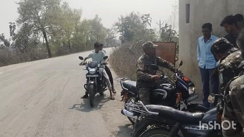 नौडीहा बाज़ार: नौडीहा: थाना चेकपोस्ट पर पुलिस ने चलाया वाहन चेकिंग अभियान, बाइक जब्त की