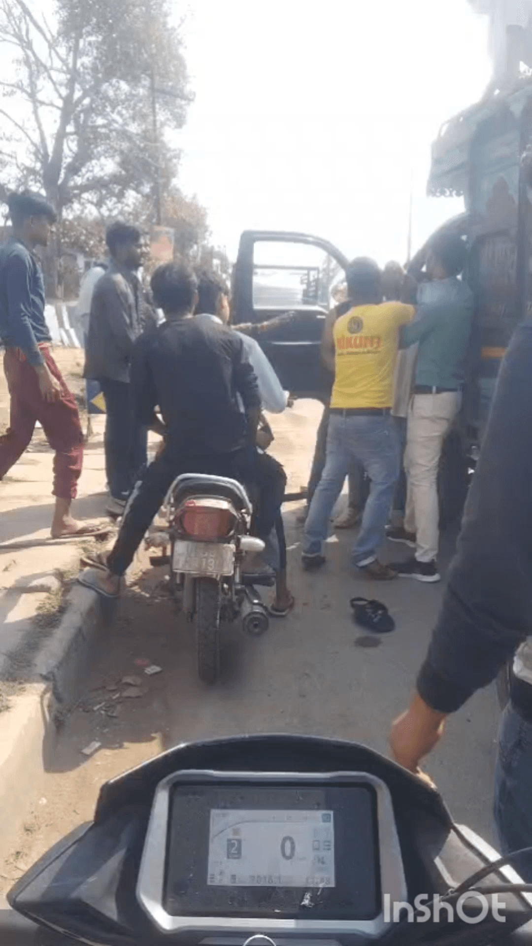 टूंडला: महावीर वाटिका के सामने दो पक्षों के बीच हुई मारपीट, मारपीट का वीडियो आया सामने