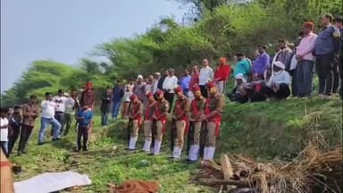 चकरनगर: मिटाहठी गाँव निवासी यूपी पुलिस के जवान की मौत, यमुना घाट पर अंतिम सलामी के साथ किया गया अंतिम संस्कार