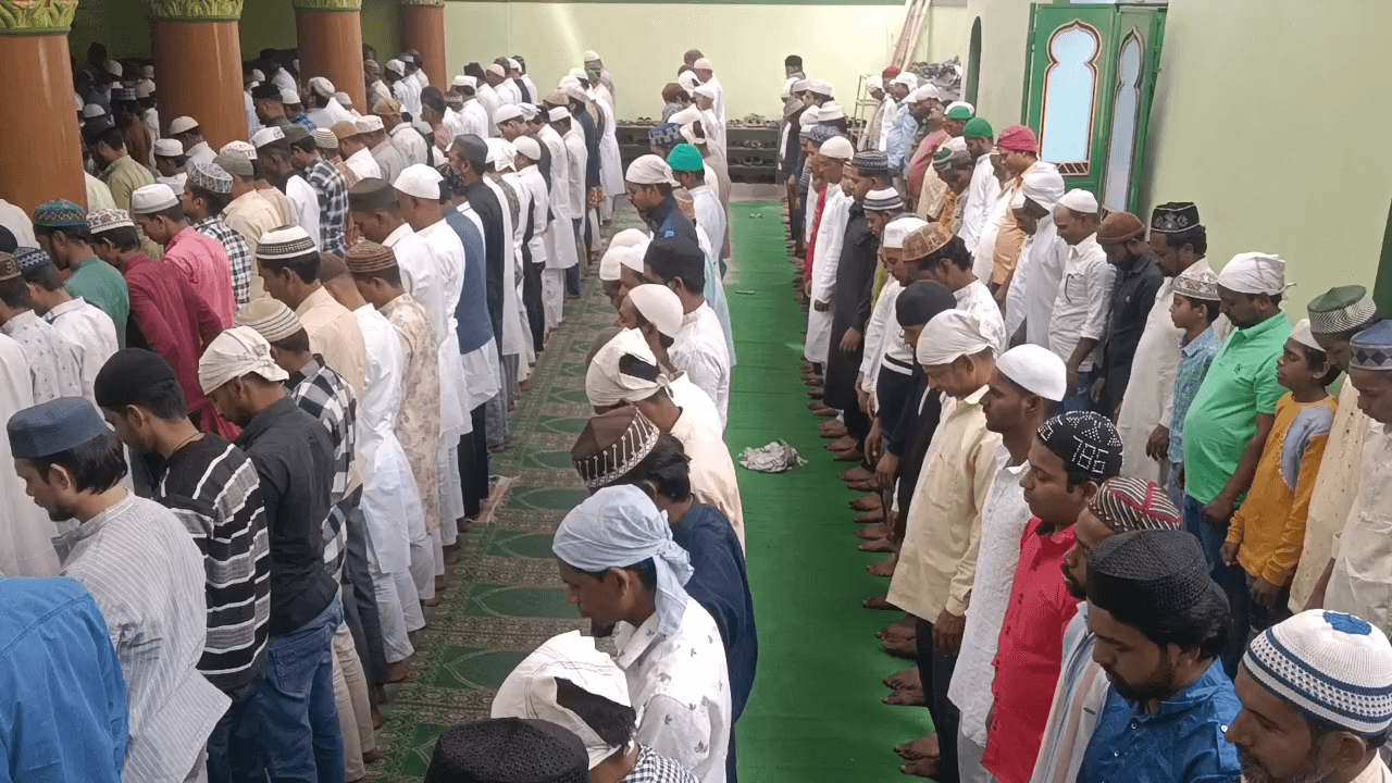 झरिया/जोरापोखर/सिंदरी: अमलापारा: रमजान के पहले जुमे पर मुस्लिम समुदाय ने मस्जिदों में नमाज अदा की, अमन-चैन की दुआ मांगी