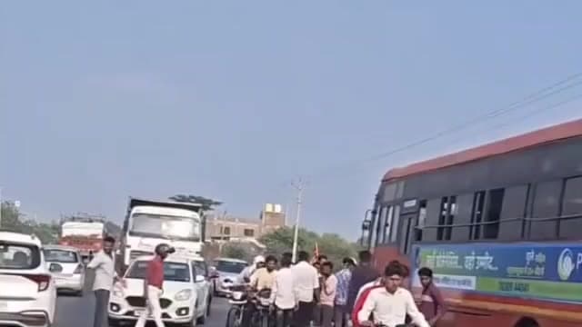 केज: केज अंबाजोगाई महामार्गावर एसटी बस आणि दुचाकीचा भीषण अपघात दुचाकीस्वार गंभीर जखमी