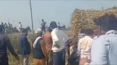 खुर्जा: अरनिया क्षेत्र के दिघी मार्ग पर गन्ने से भरी ट्रैक्टर ट्राली खाई में पलटी, चालक बाल-बाल बचा