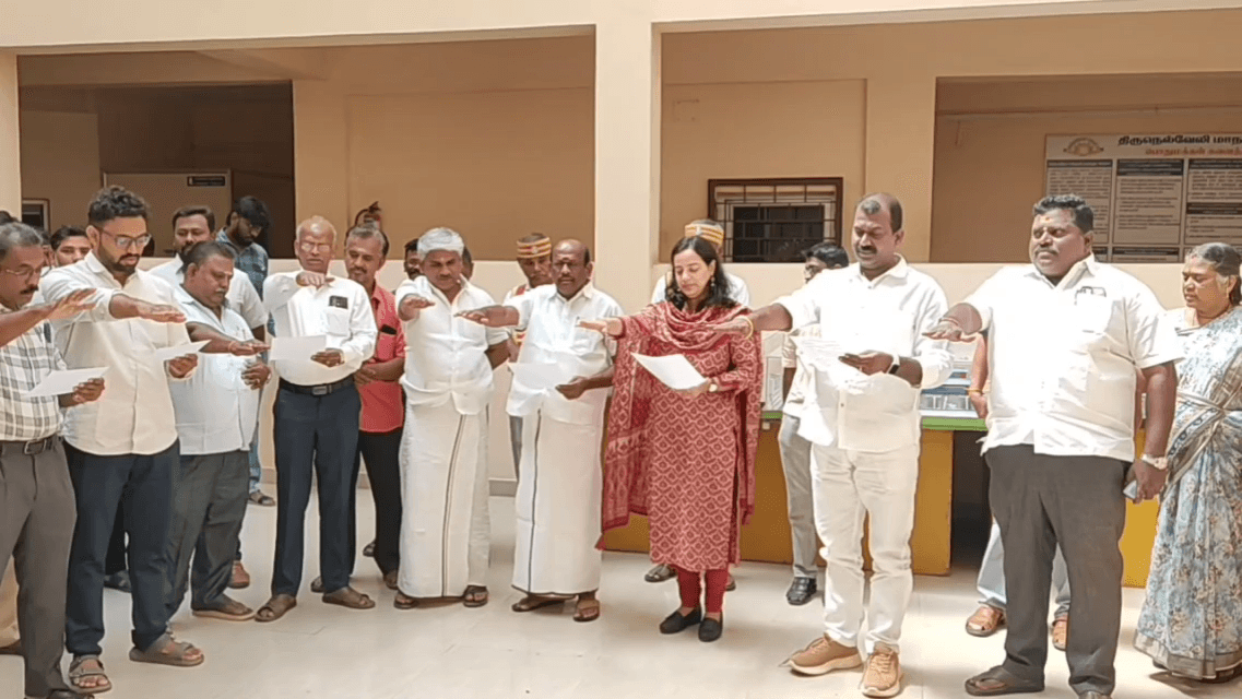 திருநெல்வேலி: உலக தாய்மொழி நாள் உறுதிமொழி வாசிப்பு. நெல்லை மாநகராட்சி அலுவலக வளாகத்தில் நடைபெற்றது .மேயர் பங்கேற்பு.