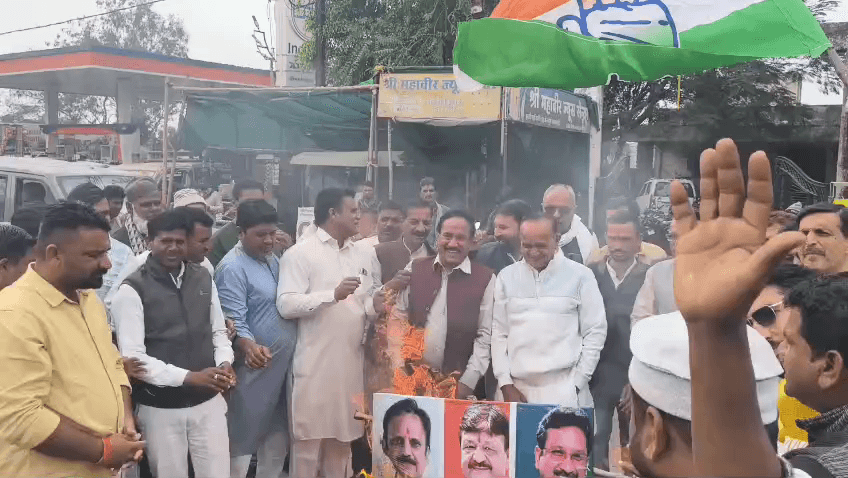 कांग्रेस पार्टी ने विभिन्न मुद्दों को लेकर मप्र सरकार में मंत्रीयो श्री कैलाश विजयवर्गीयम, श्रविजय शाह का पुतला दहन किया