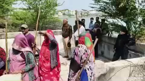 मालपुरा: मालपुरा में बम्ब तालाब की पाल व सरकारी भूमि पर अतिक्रमण करने वालों के खिलाफ चला पालिका का पीला पंजा
