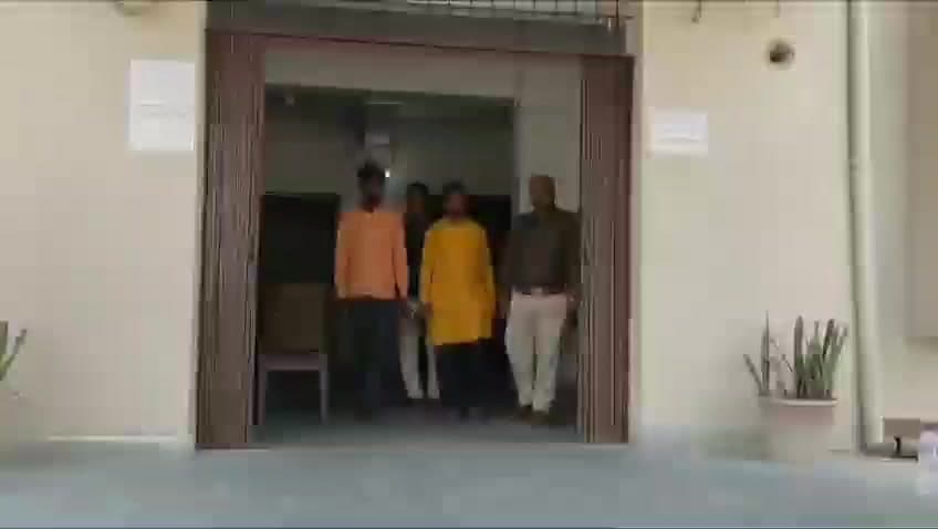गायघाट: पकड़ी गांव: दहेज उत्पीड़न मामले में पिता-पुत्र गिरफ्तार, हाजीपुर न्यायालय से जारी था वारंट