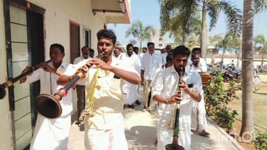 అలంపూర్: అలంపూర్ చౌరస్తాలో జరిగిన వివాహ వేడుకకు ముఖ్యతిధిగా హాజరైన ఉమ్మడి మహబూబ్నగర్ జిల్లా ఎమ్మెల్సీ చల్లా వెంకటరామిరెడ్డి