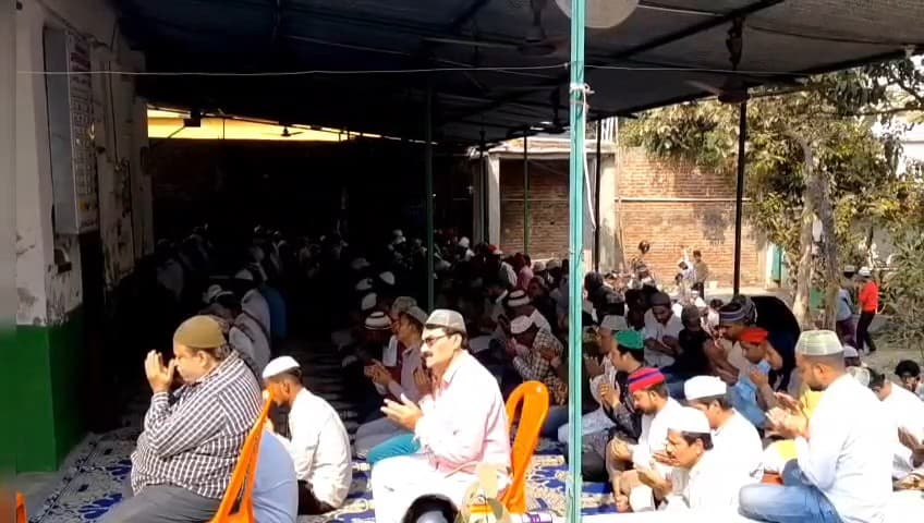 हिलसा: रमजान के पहले जुम्मे पर छोटी मस्जिद में मुस्लिम समुदाय ने अदा की नमाज