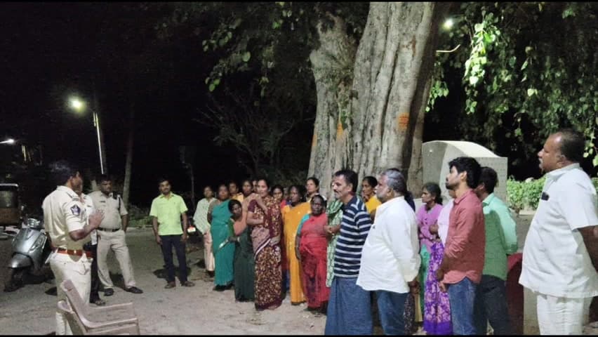 పలమనేరు: ఎస్పి తుషారు డ్యూడి ఆదేశాల మేరకు  పల్లె నిద్ర కార్యక్రమాం చేపట్టిన చిత్తూరు జిల్లా పోలీసులు