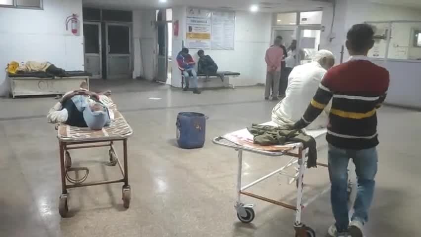 झालरापाटन: झालावाड़ के समीप रघुनाथपुरा मदनपुरिया के बीच अज्ञात बोलेरो गाड़ी ने दो बाइकों को टक्कर मारकर तीन लोगों को किया घायल