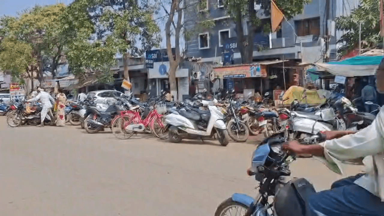 15 वर्षों से स्टेट बैंक के सामने अव्यवस्था कायम, अतिक्रमण और बेतरतीब पार्किंग से हादसे का खतरा*प्रशासन बना बौना*