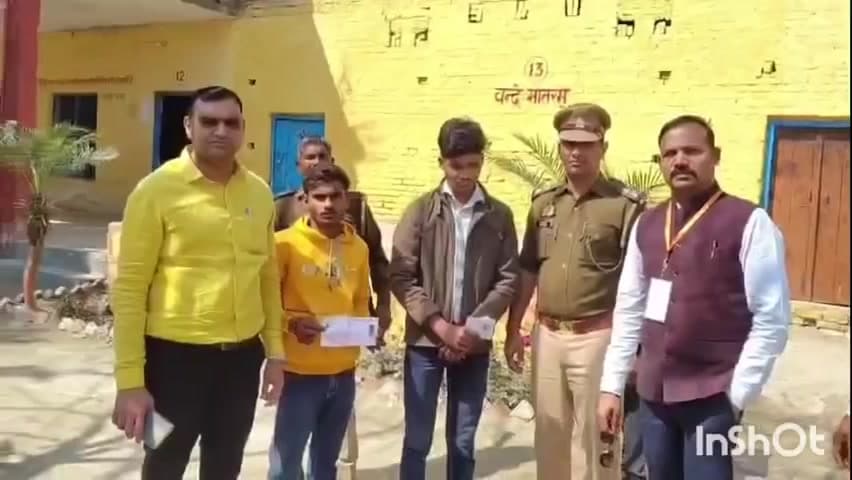 एटा: मलावन के R.K.S.H.S.S. स्कूल में हाईस्कूल परीक्षा के अंग्रेजी पेपर के दौरान स्टेटिक मजिस्ट्रेट ने पकड़े दो मुन्ना भाई