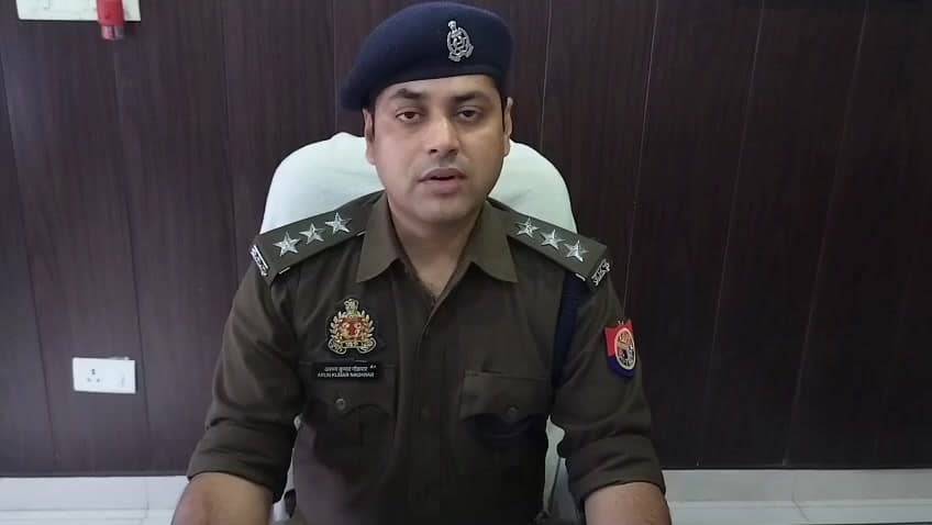 #भदोखर थाना के ग्राम शीतल का पुरवा मे पुलिया के पास पेड़ से टकराई कार 3 की मौत,घटना में सिटी अरूण नौहवार का वक्तव्य सुने