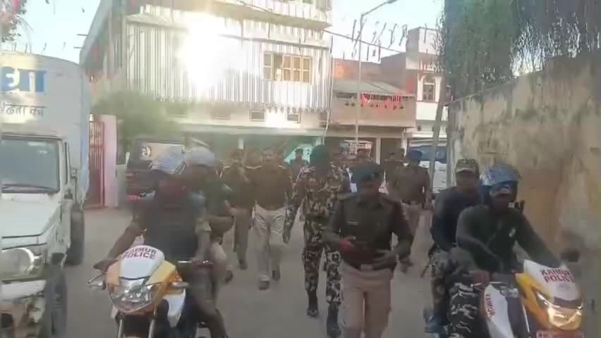 कैमूर : #मोहनिया में पुलिस प्रशासन ने निकाला फ्लैग मार्च,‌ शांति और सौहार्द का दिया संदेश
