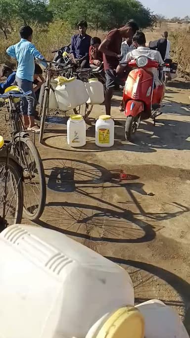 ग्राम बिनेकी में एक तो गाँव से बाहर जाकर पानी लाना पड़ता हैं अगर लाइट चली जाए तो कई घंटों तक लाइट आने का इंतजार भी करना
