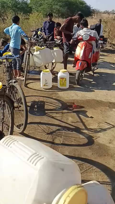ग्राम बिनेकी में एक तो गाँव से बाहर जाकर पानी लाना पड़ता हैं अगर लाइट चली जाए तो कई घंटों तक लाइट आने का इंतजार भी करना