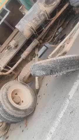 steering tutane se truck hua bekabu divider per takrakar truck palta aur driver Ko Bus Gambhir chot I Hain baki kuchh na