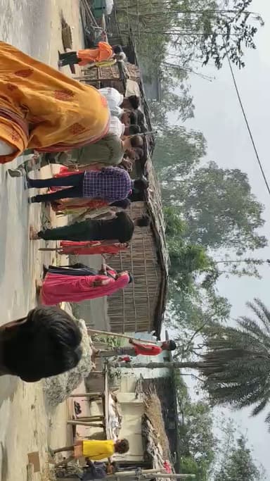 bina mahila police ke Parihar police ka jabardasti mahila par lathi charg paisa le kar lathi charg