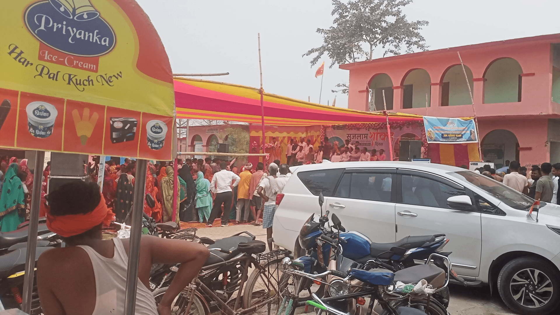 मुजफ्फरपुर जिले में fakuli पंचायत 
    जल शक्ति योजना में स्वयं  राज्य मंत्री डॉ। राज भूषण चौधरी जी एवं केदार प्रसाद जी
