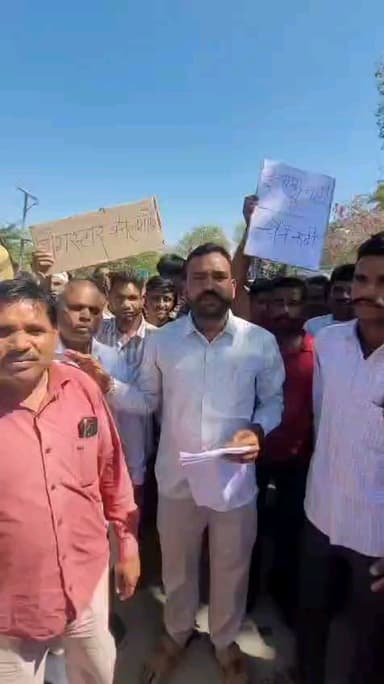 गरासिया समाज के जनप्रतिनिधियो ने असामाजिक तत्व के गैंगस्टरो पर कारवाई करने को नाना थाना अधिकारी को सौपा ज्ञापन
