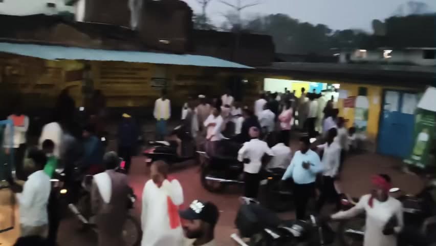 जिला सहकारी बैंक शाखा वाड्रफ नगर में समय पर पैसे ना मिलने से मंगलवार को किसानों में भारी आक्रोश देखा गया सड़क पर उतरे