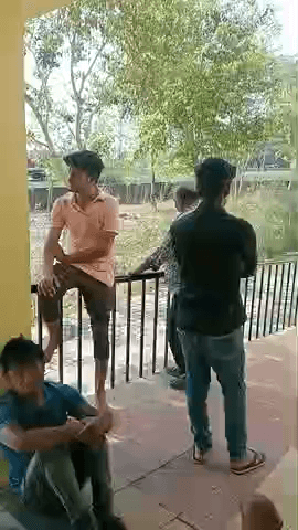 patola ka hospital hai usmein samay se staff nahin a rahe hain apni Marji se a rahe hain