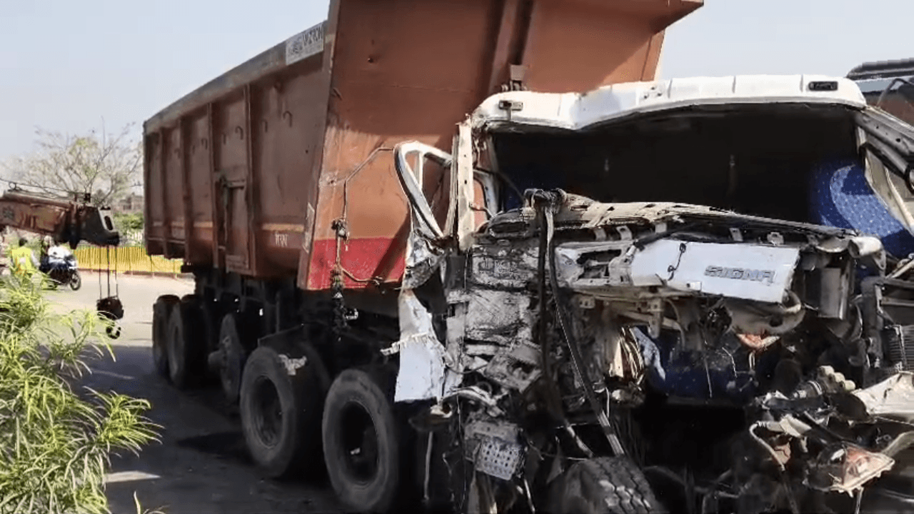 कैमूर :#कुदरा में भीषण सड़क हादसा ट्रक और ट्राली ट्रक की टक्कर में चालक घायल, बेहतर इलाज के लिए हायर सेंटर रेफर