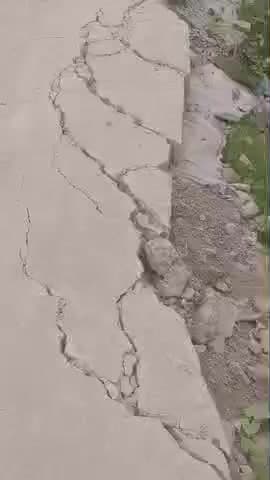 22 करोड़ की भारी-भरकम लागत से बनी सड़क सिर्फ एक महीने में ही जवाब दे गई। चरैया से खोजुरी भरगामा अररिया ####@@@@